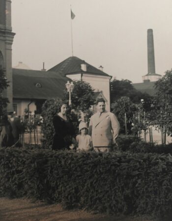 Family in front of War Museum