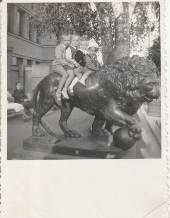 Lions of the War Museum and Meteorai band